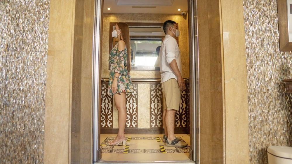 The Bellevue Resort Đảo Đảo Panglao Ngoại thất bức ảnh Social distancing in an elevator